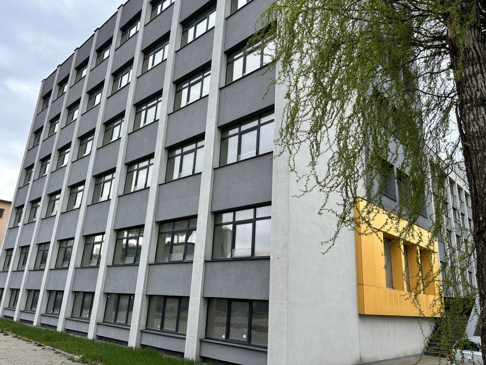 Cladire de vanzare D+P+4 cu 4670mp utili si curte 3650mp la 1280euro/mp 