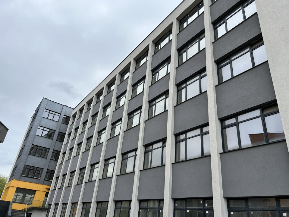 Cladire de vanzare D+P+4 cu 4670mp utili si curte 3650mp la 1280euro/mp 