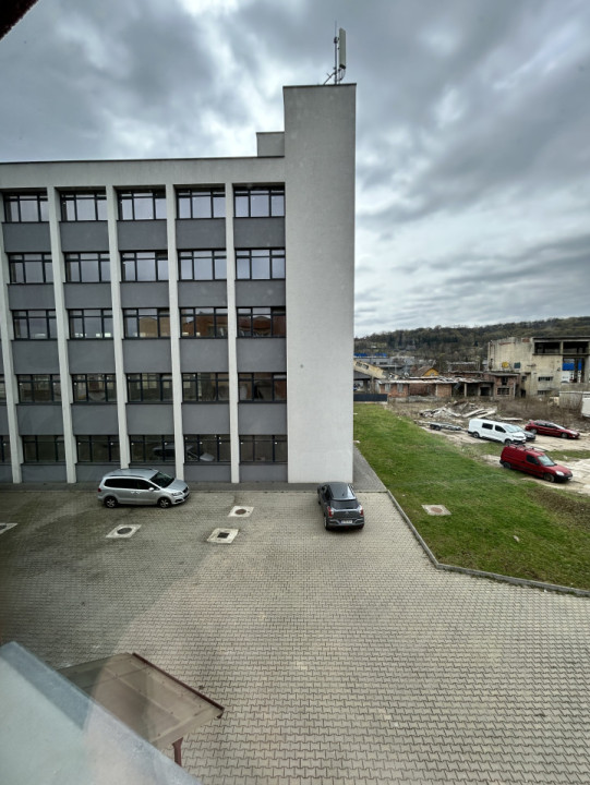 Cladire de vanzare D+P+4 cu 4670mp utili si curte 3650mp la 1280euro/mp 