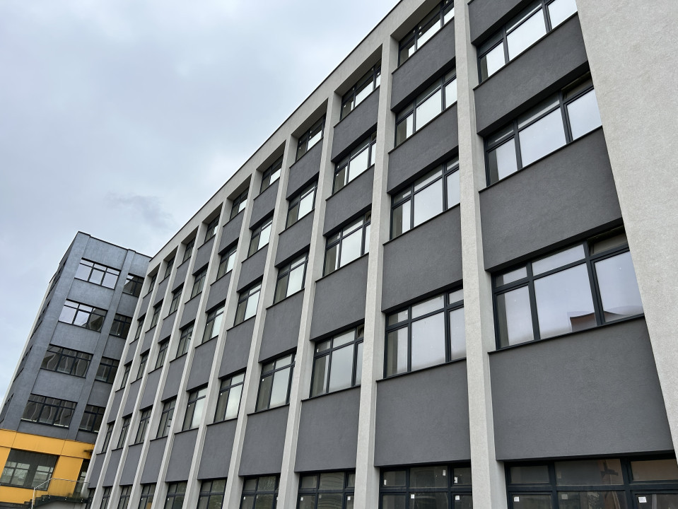 Cladire de vanzare D+P+4 cu 4670mp utili si curte 3650mp la 1280euro/mp 