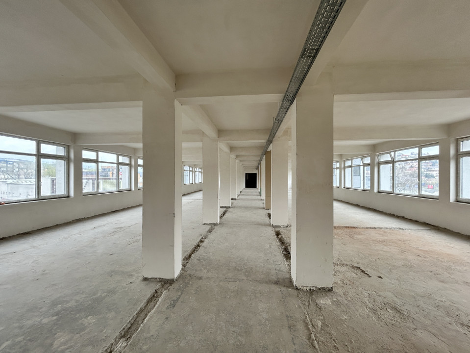 Cladire de vanzare D+P+4 cu 4670mp utili si curte 3650mp la 1280euro/mp 