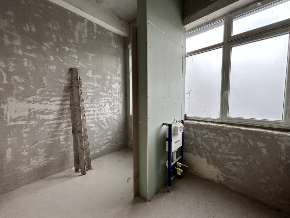 Cladire de vanzare D+P+4 cu 4670mp utili si curte 3650mp la 1280euro/mp 