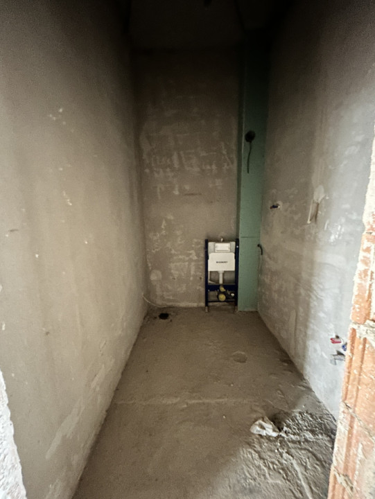 Cladire de vanzare D+P+4 cu 4670mp utili si curte 3650mp la 1280euro/mp 