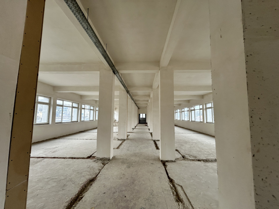 Cladire de vanzare D+P+4 cu 4670mp utili si curte 3650mp la 1280euro/mp 