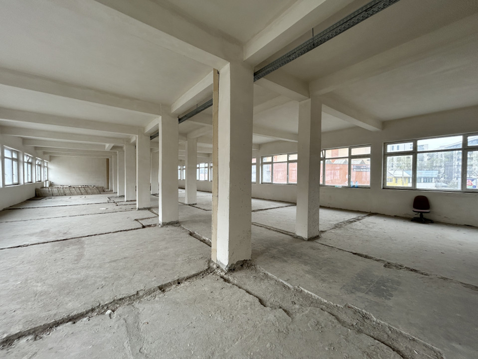 Cladire de vanzare D+P+4 cu 4670mp utili si curte 3650mp la 1280euro/mp 