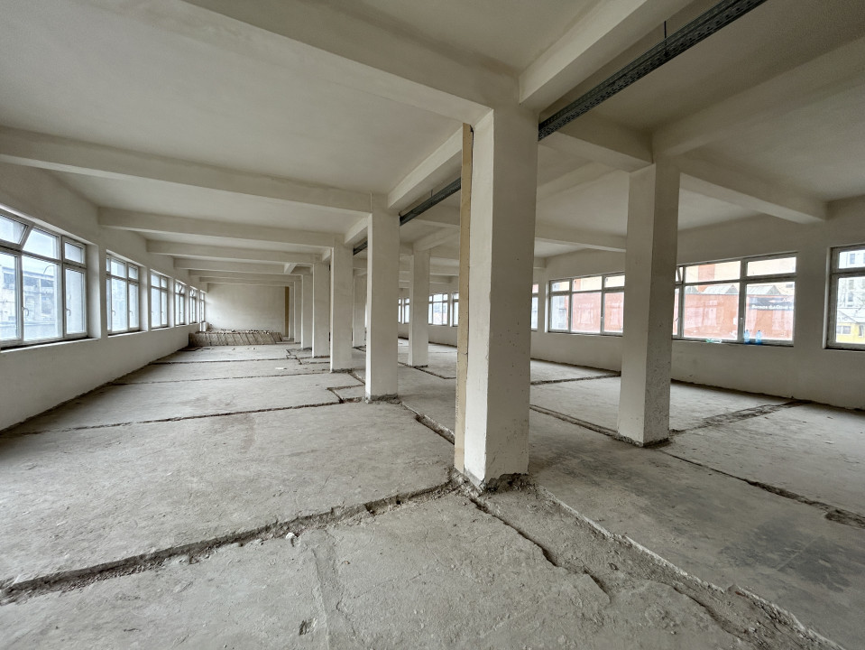 Cladire de vanzare D+P+4 cu 4670mp utili si curte 3650mp la 1280euro/mp 