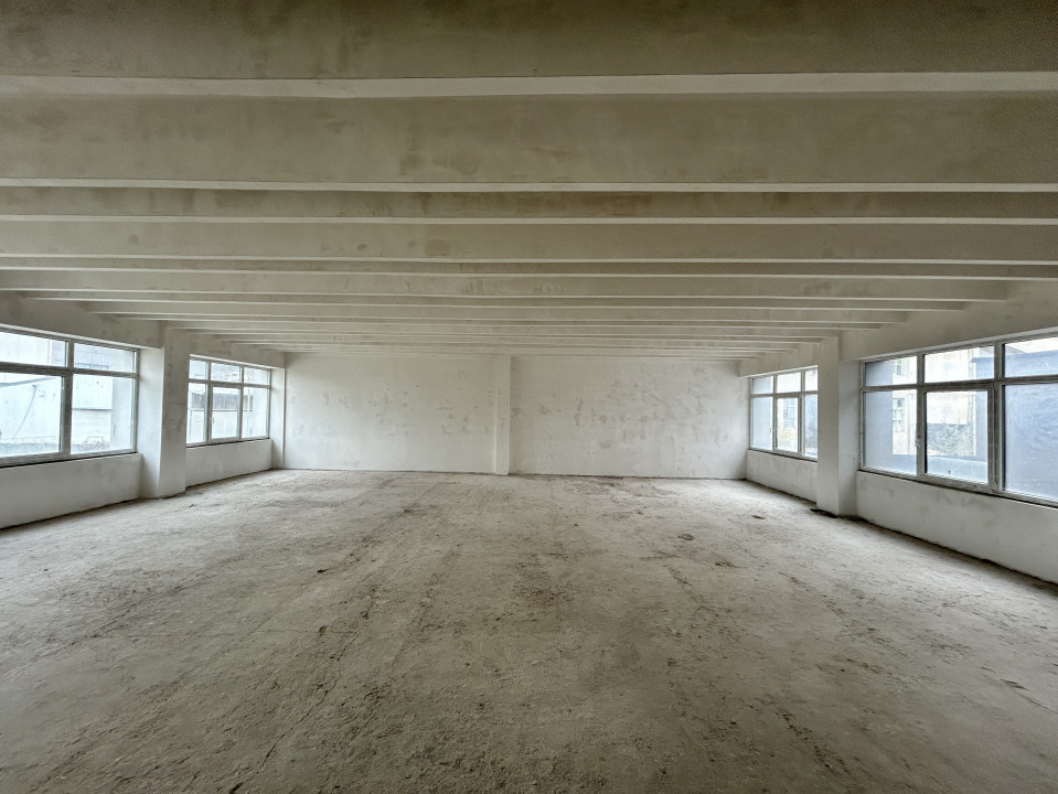 Cladire de vanzare D+P+4 cu 4670mp utili si curte 3650mp la 1280euro/mp 