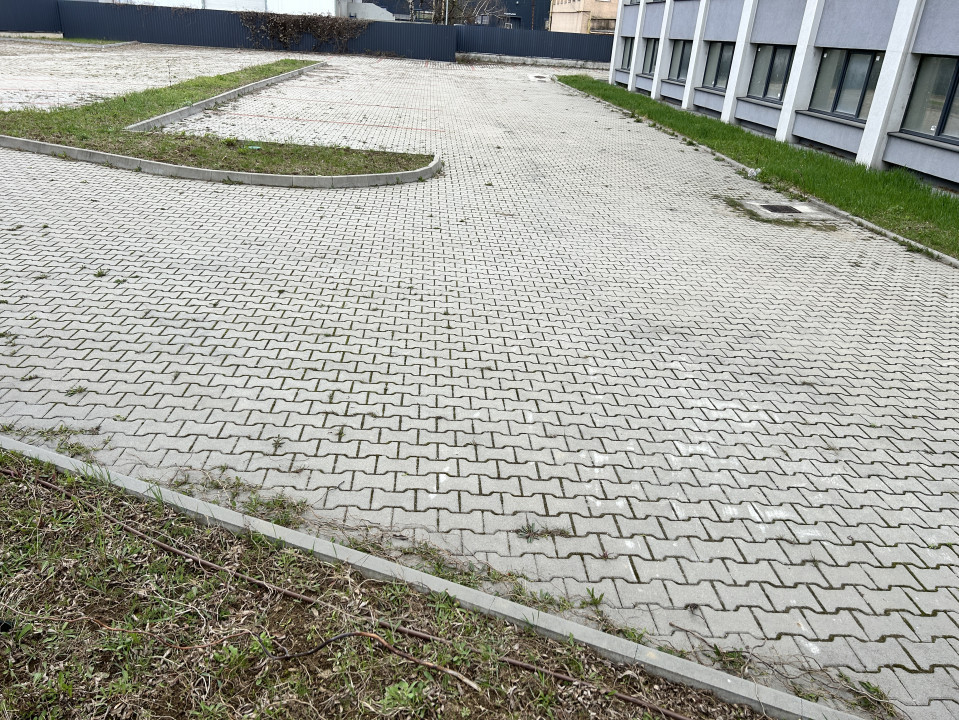 Cladire de vanzare D+P+4 cu 4670mp utili si curte 3650mp la 1280euro/mp 