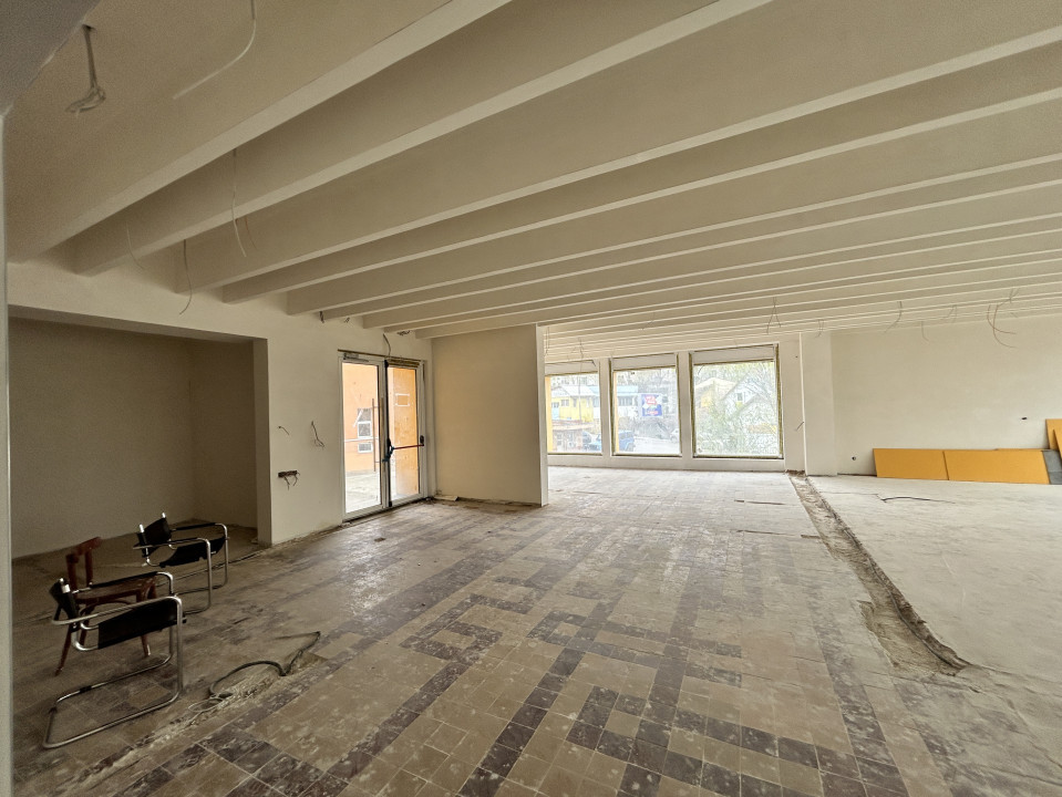 Cladire de vanzare D+P+4 cu 4670mp utili si curte 3650mp la 1280euro/mp 