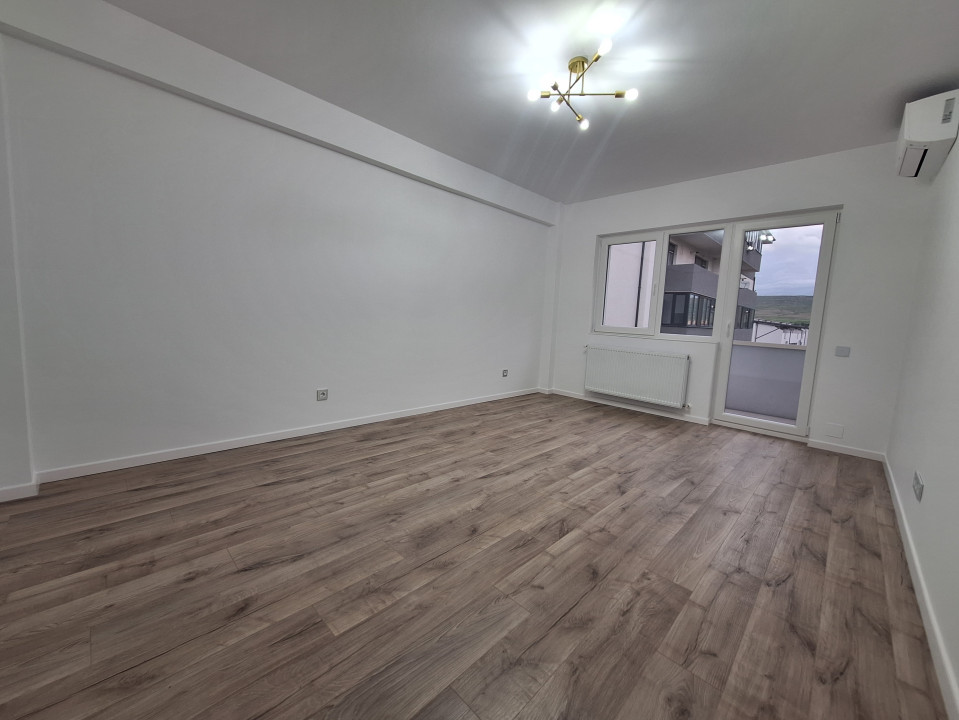 Apartament cu o camera, decomandat, balcon, zona Terra
