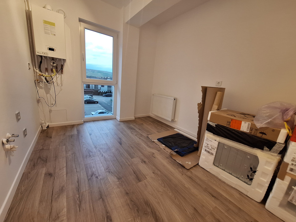 Apartament cu o camera, decomandat, balcon, zona Terra