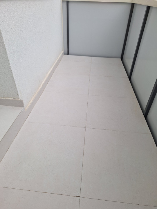 Apartament cu o camera, decomandat, balcon, zona Terra