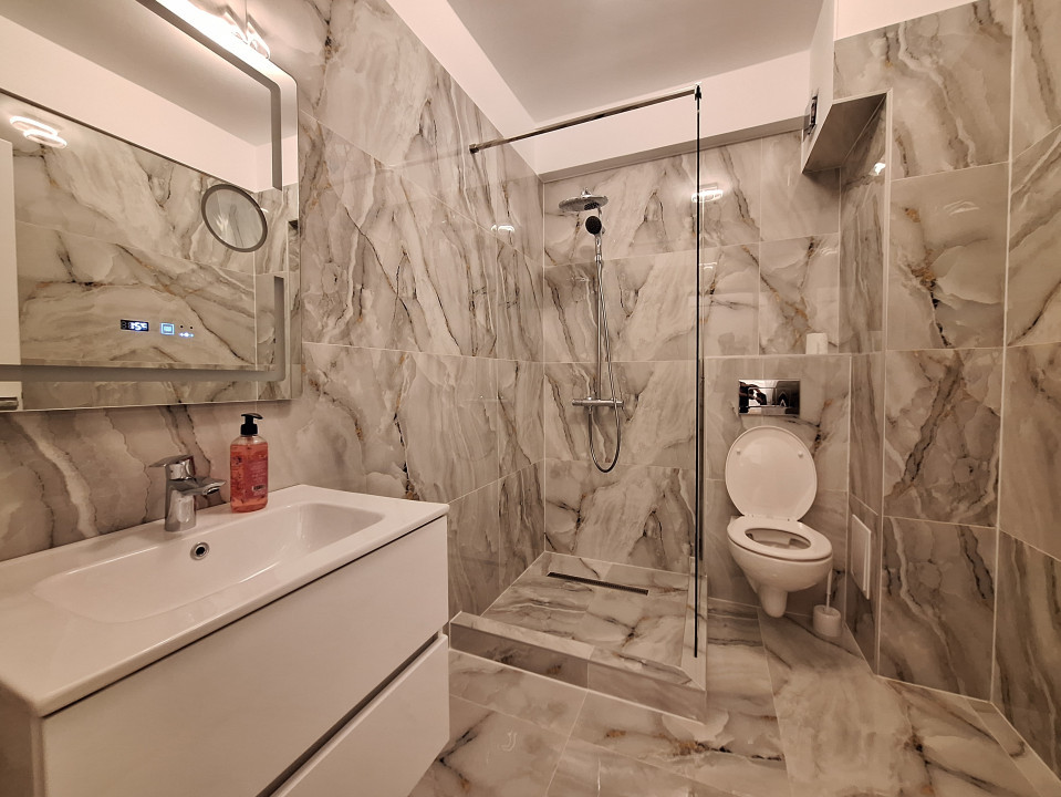 Apartament cu o camera, decomandat, balcon, zona Terra