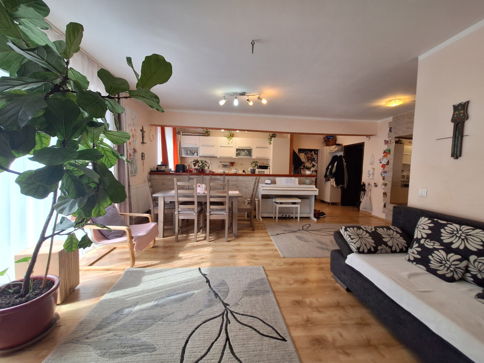 Apartament cu 3 camere, 81,32 mp, 2 balcoane, zona Florilor