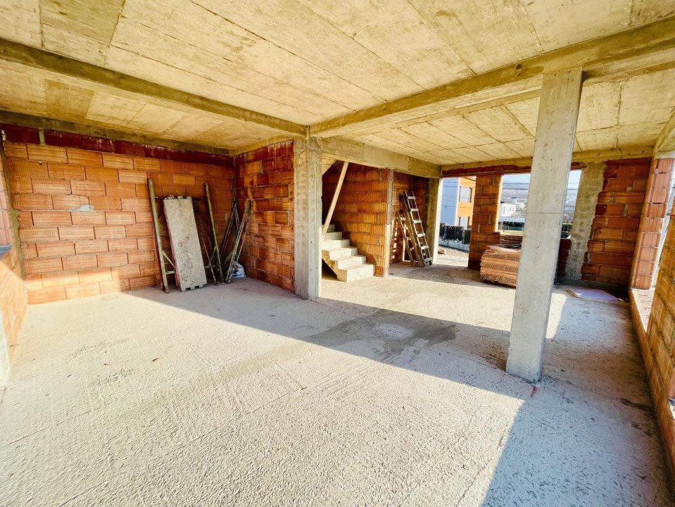 Casă cuplată, 4 camere, 163 mp utili, semifiniasată, cartier Dâmbul Rotund