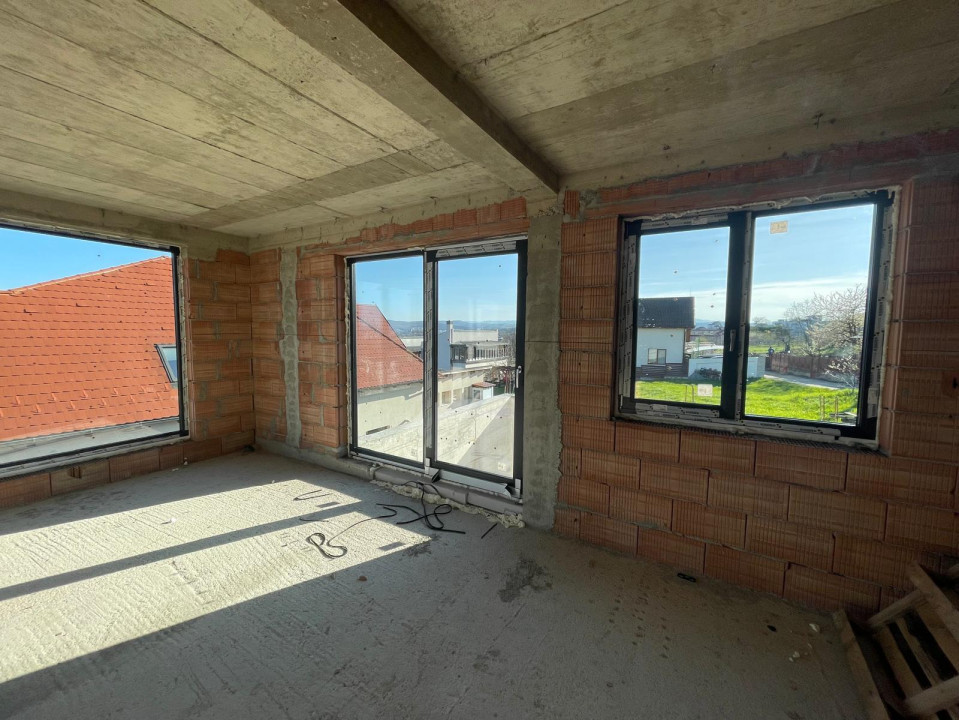 Casă cuplată, 4 camere, 163 mp utili, semifiniasată, cartier Dâmbul Rotund