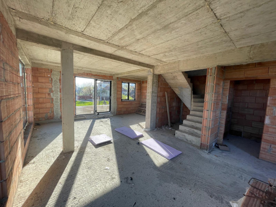 Casă cuplată, 4 camere, 163 mp utili, semifiniasată, cartier Dâmbul Rotund