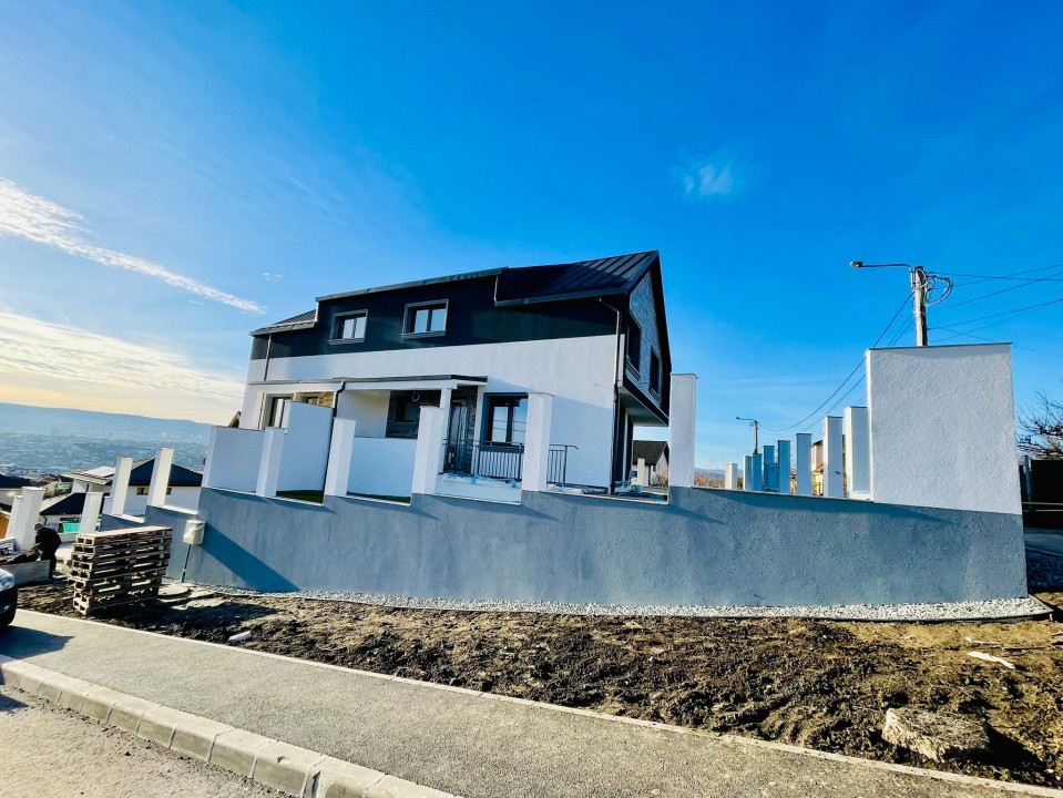 Casă cuplată, 4 camere, 163 mp utili, semifiniasată, cartier Dâmbul Rotund