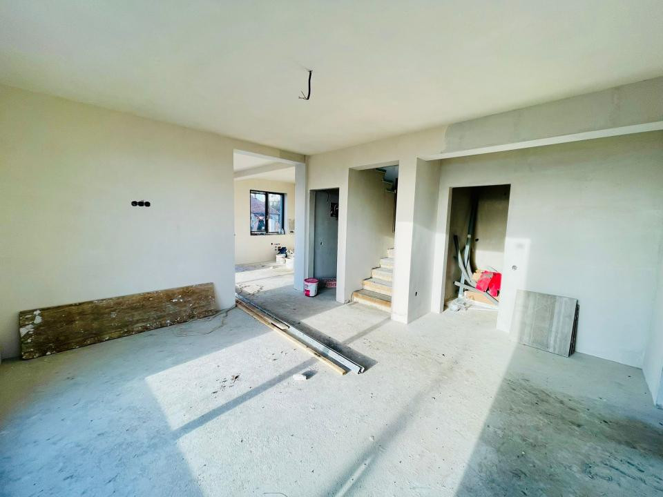 Casă cuplată, 4 camere, 163 mp utili, semifiniasată, cartier Dâmbul Rotund