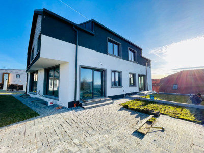Casă cuplată, 4 camere, 163 mp utili, semifiniasată, cartier Dâmbul Rotund