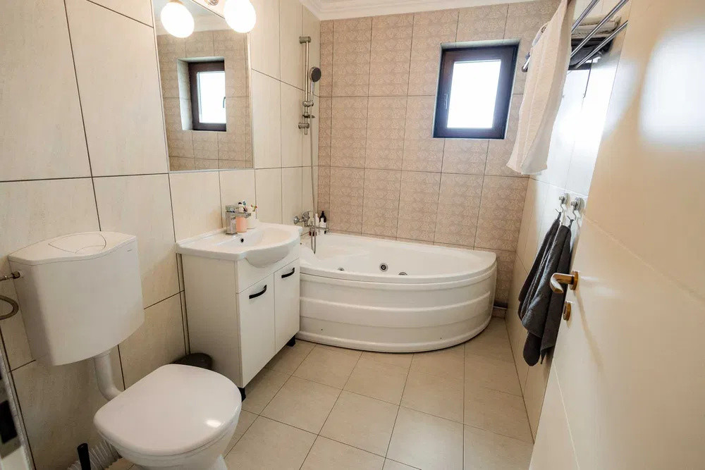 Apartament cu 2 camere, 62 mp, balcon, zona Cetatii