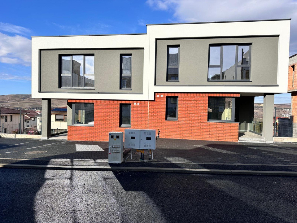 Casa/duplex de vanzare 3 nivele 170mp utili zona Narciselor 270mp teren