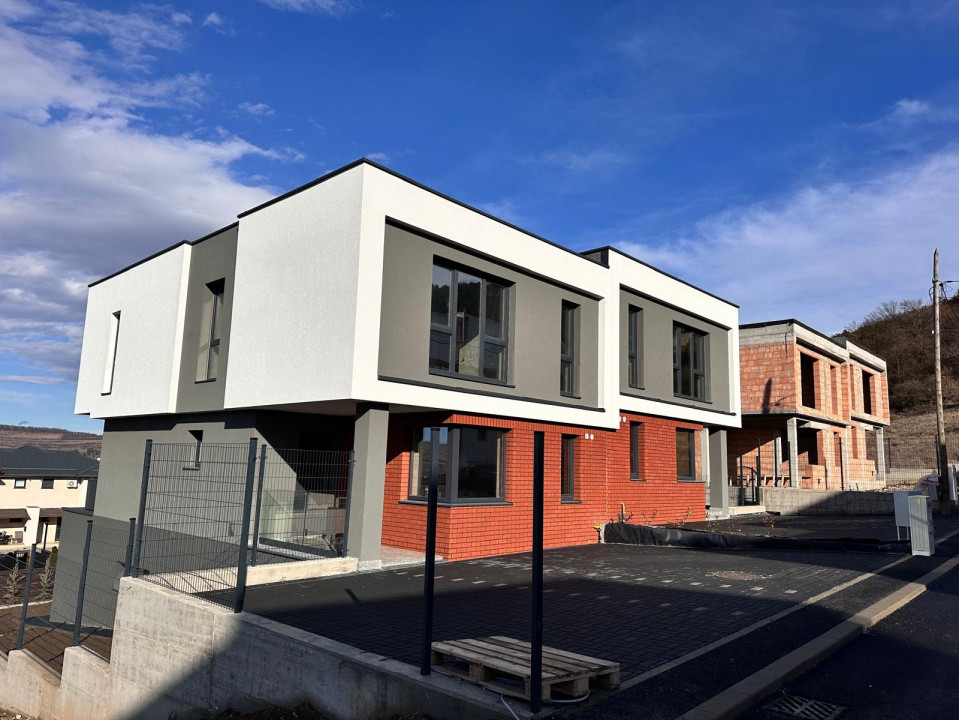 Casa/duplex de vanzare 3 nivele 170mp utili zona Narciselor 270mp teren