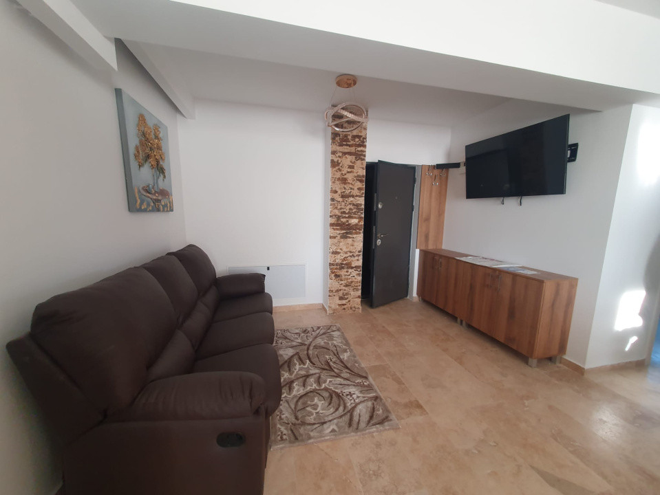 Apartament cu 3 camere, 55 mp, etaj intermediar, cu parcare, zona Petrom