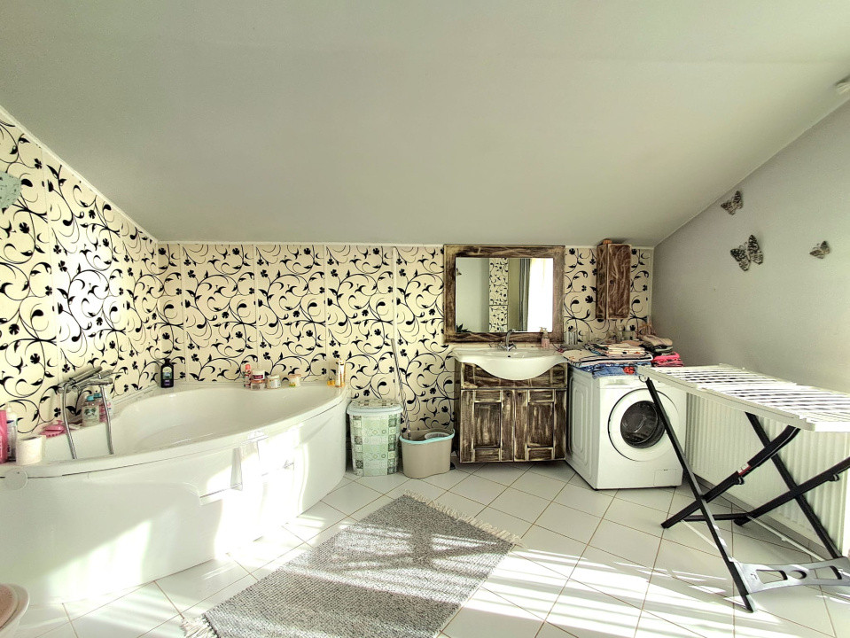 Casă individuală, 250 mp utili, 6 camere, terasă, grădină, garaj 100 mp, Dezmir