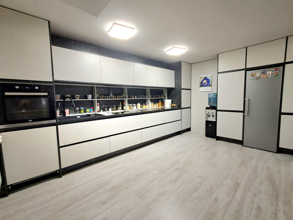 Casă individuală, 250 mp utili, 6 camere, 3 balcoane, terasă, livadă, Dezmir