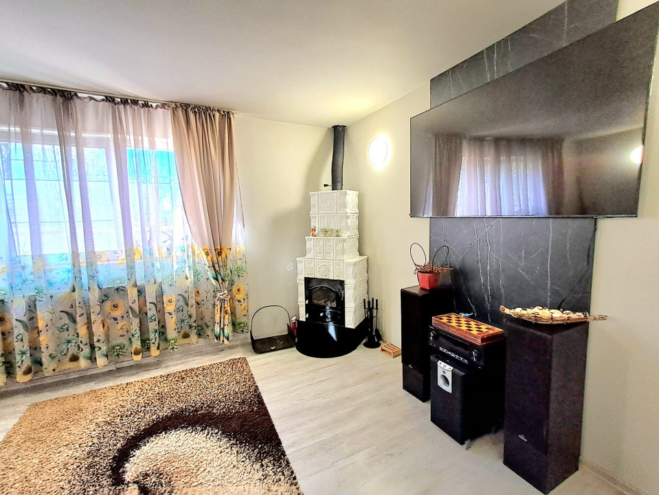 Casă individuală, 250 mp utili, 6 camere, 3 balcoane, terasă, livadă, Dezmir