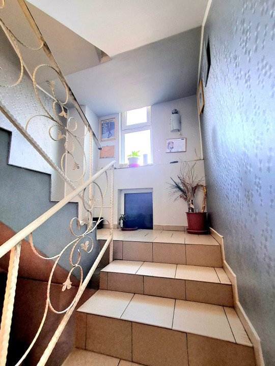 Casă individuală, 250 mp utili, 6 camere, 3 balcoane, terasă, livadă, Dezmir