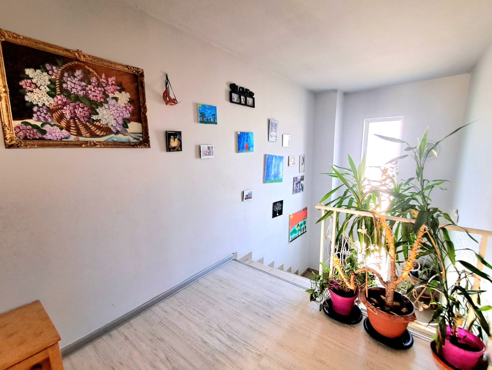 Casă individuală, 250 mp utili, 6 camere, 3 balcoane, terasă, livadă, Dezmir