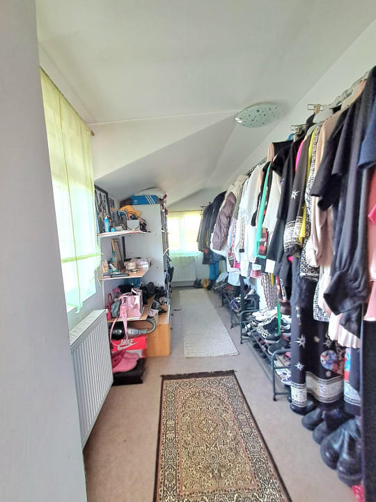 Casă individuală, 250 mp utili, 6 camere, 3 balcoane, terasă, livadă, Dezmir