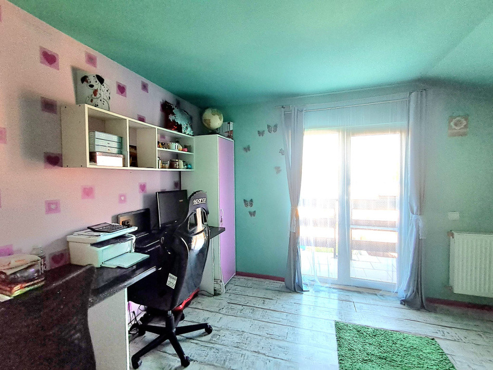 Casă individuală, 250 mp utili, 6 camere, 3 balcoane, terasă, livadă, Dezmir