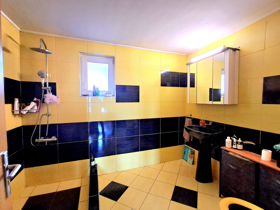 Casă individuală, 250 mp utili, 6 camere, 3 balcoane, terasă, livadă, Dezmir