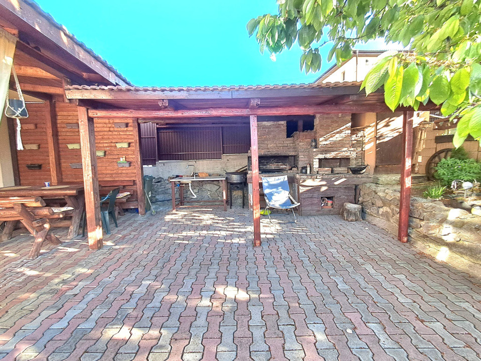 Casă individuală, 250 mp utili, 6 camere, 3 balcoane, terasă, livadă, Dezmir