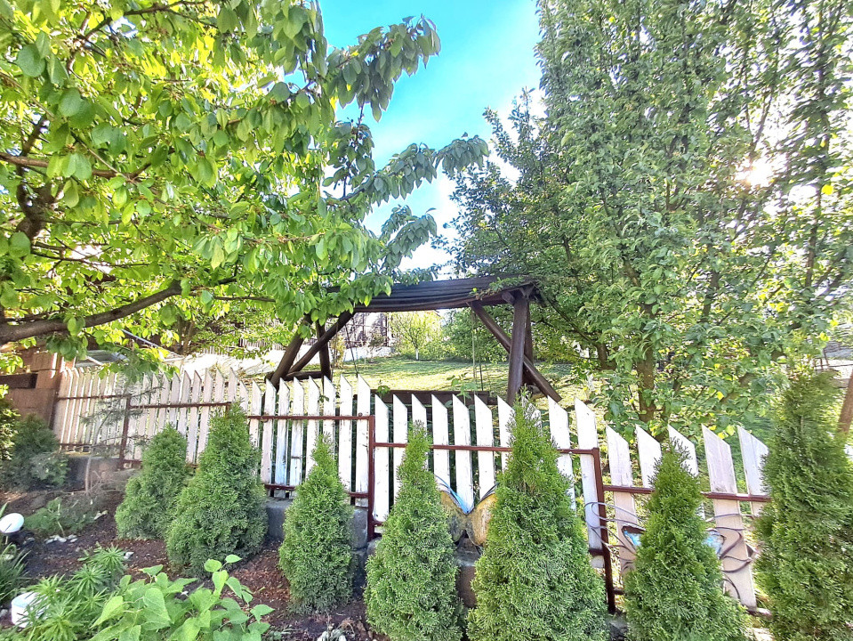 Casă individuală, 250 mp utili, 6 camere, 3 balcoane, terasă, livadă, Dezmir