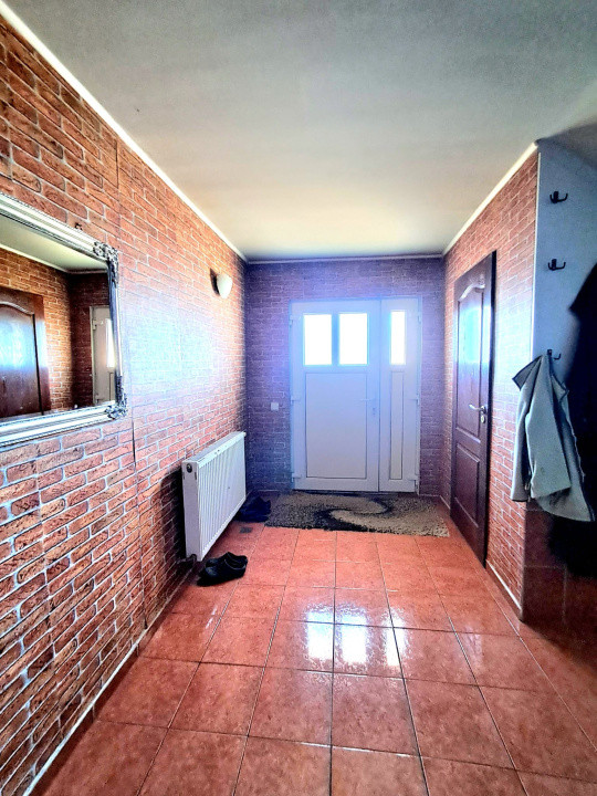 Casă individuală, 250 mp utili, 6 camere, 3 balcoane, terasă, livadă, Dezmir