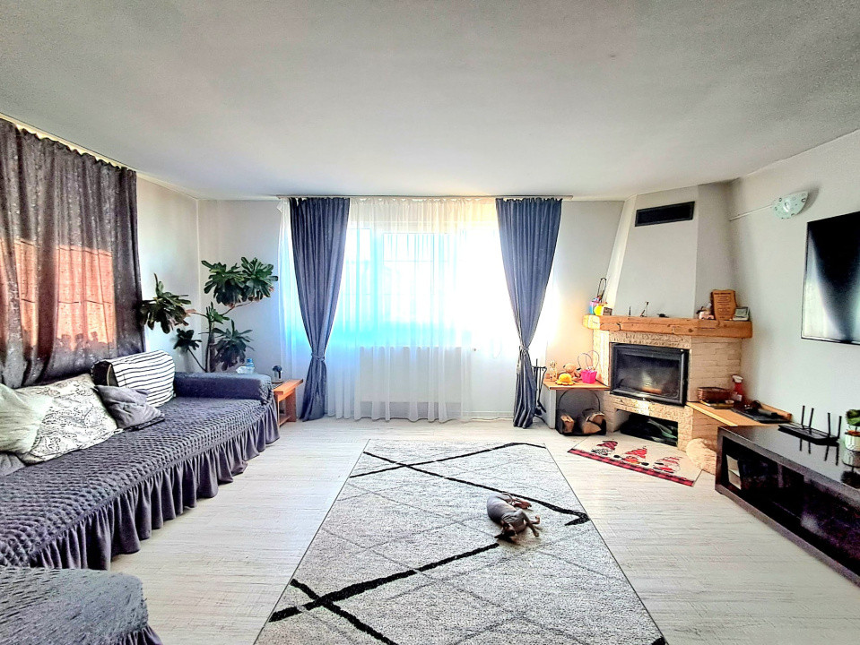 Casă individuală, 250 mp utili, 6 camere, 3 balcoane, terasă, livadă, Dezmir
