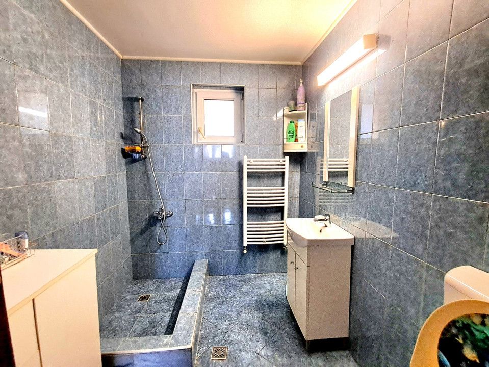 Casă individuală, 250 mp utili, 6 camere, 3 balcoane, terasă, livadă, Dezmir