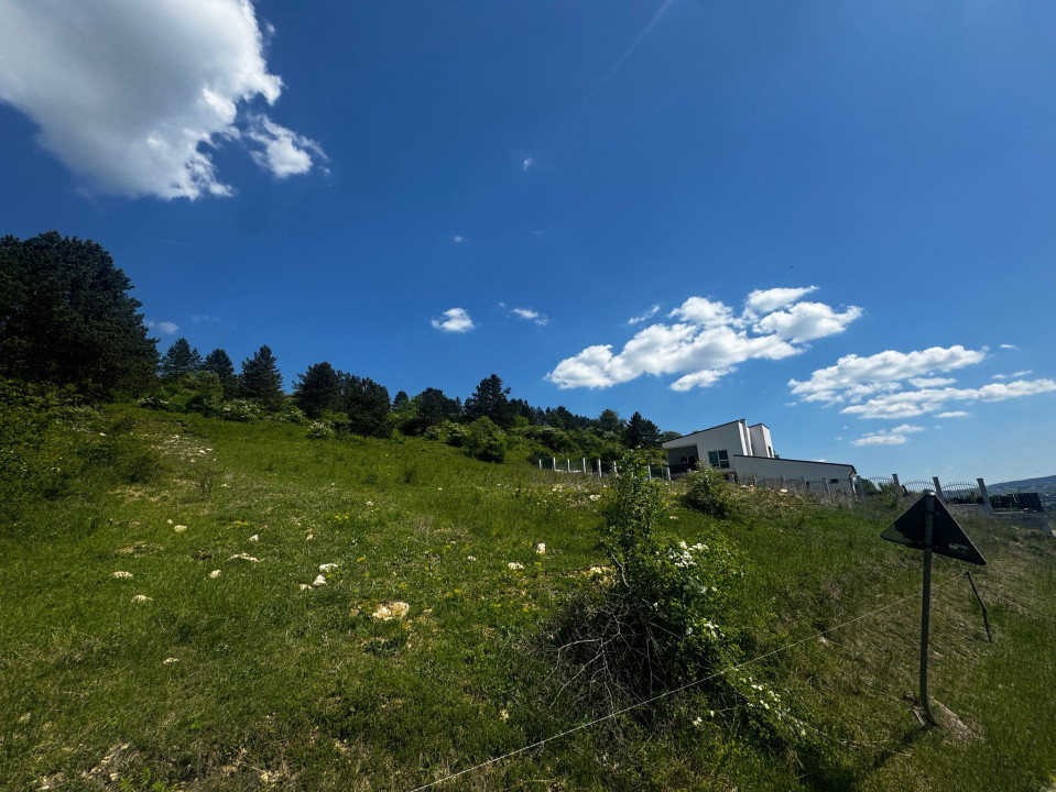 Teren 1370mp cu front de 38 mp Donath Park 