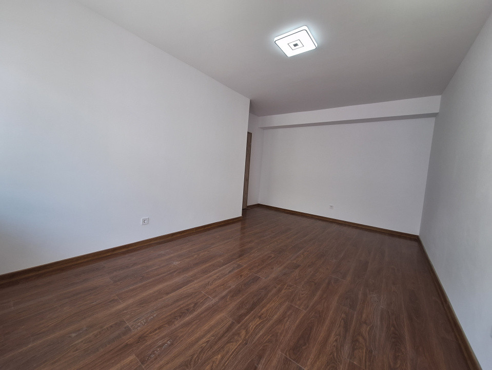 Apartament cu 3 camere, 55 mp, balcon, zona Terra