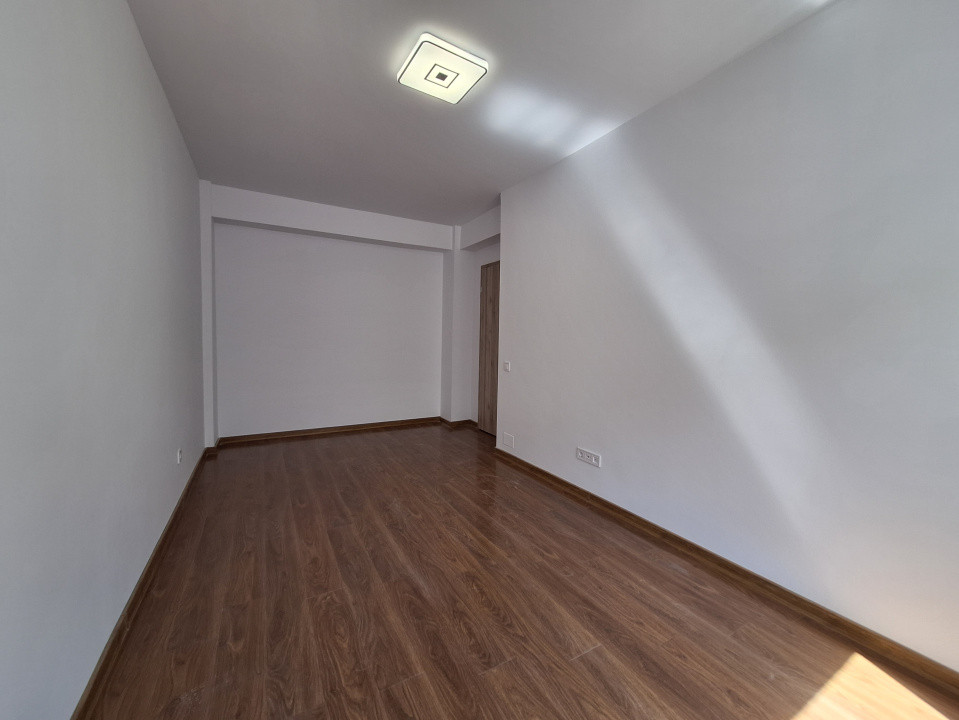 Apartament cu 3 camere, 55 mp, balcon, zona Terra