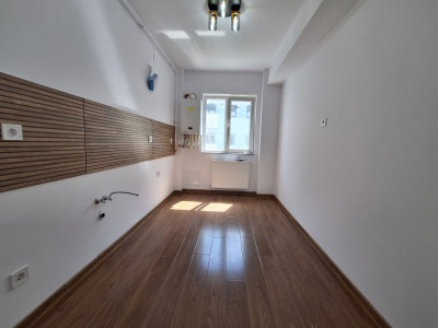 Apartament cu 3 camere, 55 mp, balcon, zona Terra