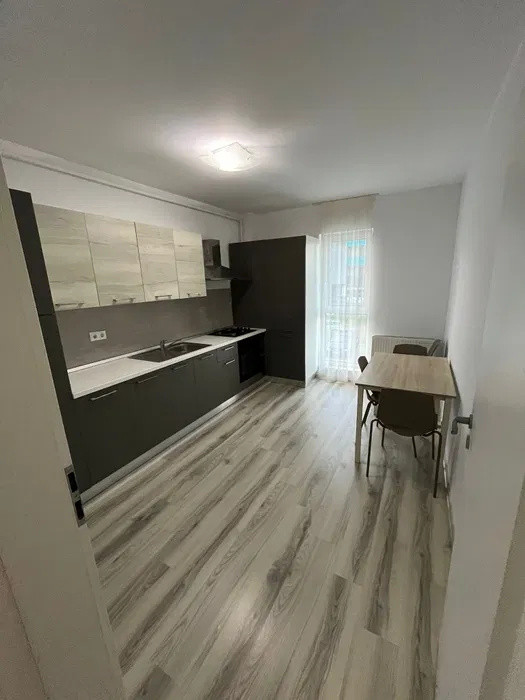 Apartament decomandat, 56 mp, balcon, zona Eroilor