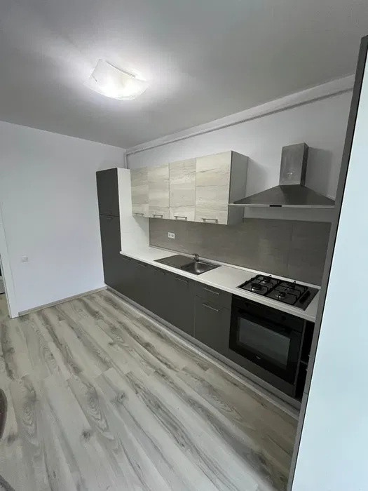 Apartament decomandat, 56 mp, balcon, zona Eroilor
