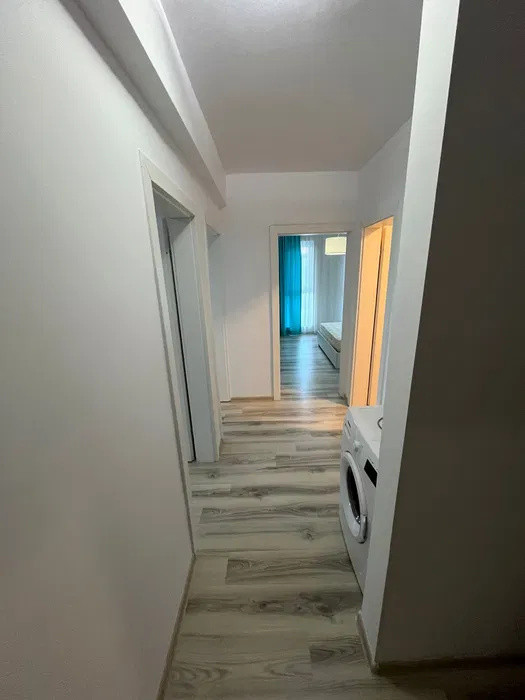 Apartament decomandat, 56 mp, balcon, zona Eroilor