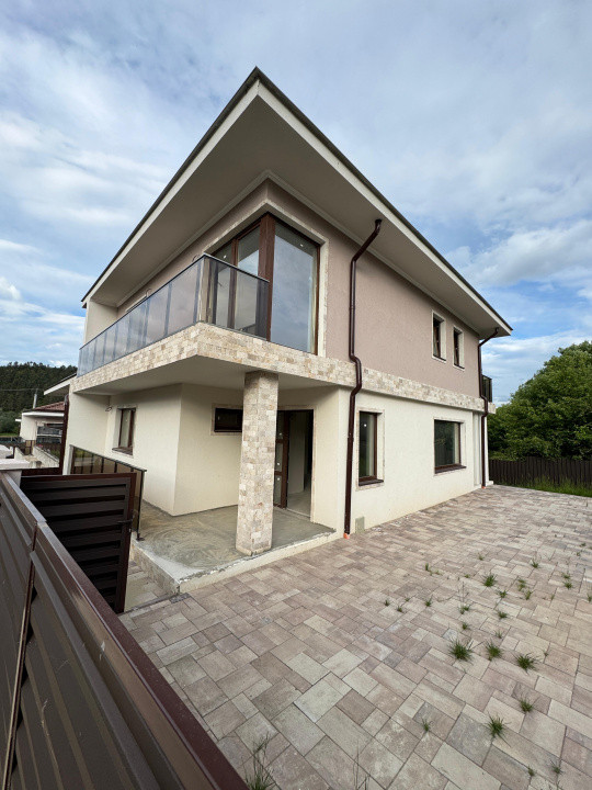 Oportunitate! Casa Semifinisata, 7 camere, 161mp, 3 minute de Floresti