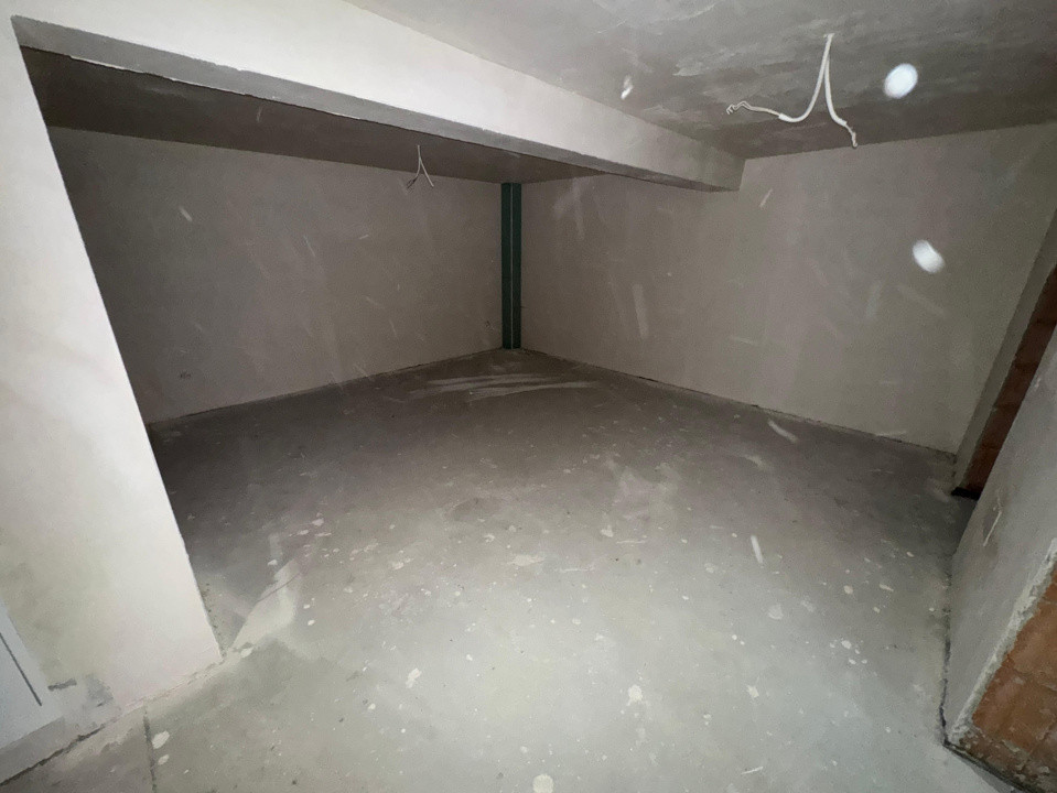 Oportunitate! Casa Semifinisata, 7 camere, 161mp, 3 minute de Floresti